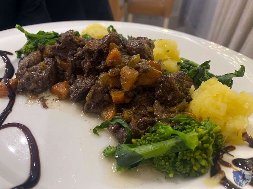 Stracotto di bufalo casertano con broccoli e patate