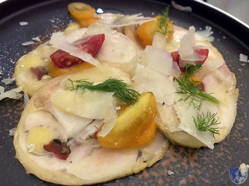 Galatina di pollo con salsa di peperone pomodorino rosso e giallo e scaglie di pecorino