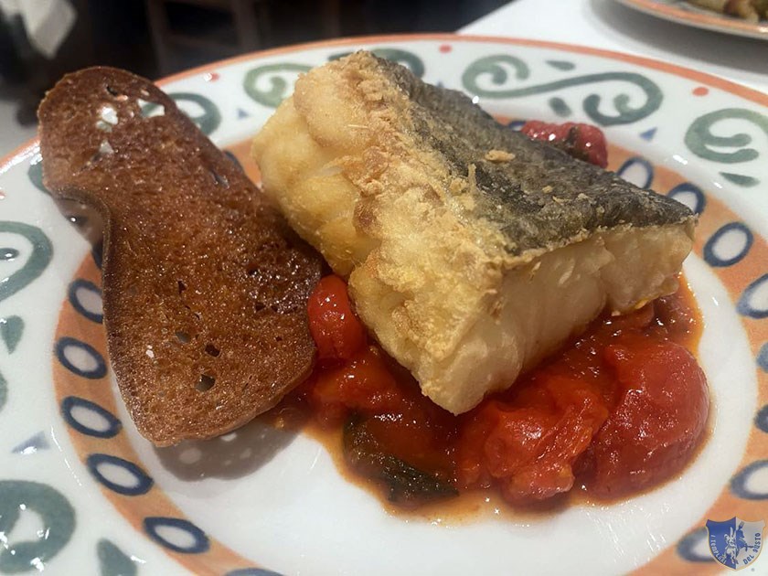 Baccalà fritto con pomodoro San Marzano capperi e olive nere