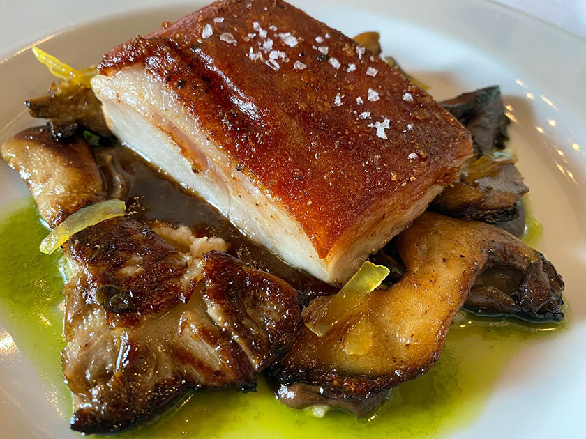 Maialino con funghi alloro e limone candito