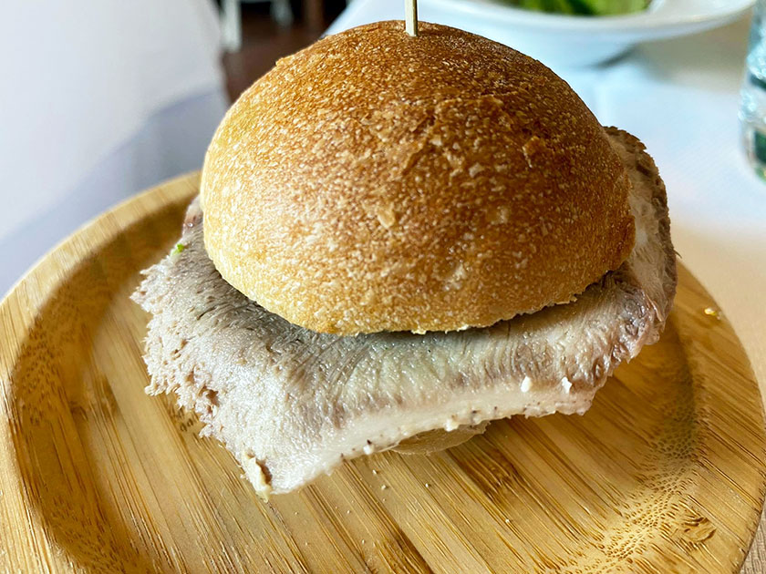 Mini bun con lingua di vitello e salsa verde