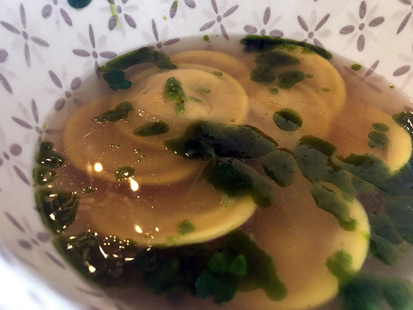 Bottoni ripieni ai funghi porcini e zucca in brodo di faraona