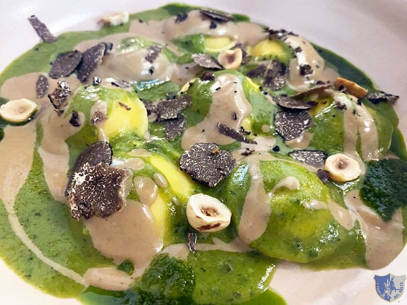 Ravioli con crema di scarole al pesto di aglio orsino pasta di nocciole e tartufo del Partenio