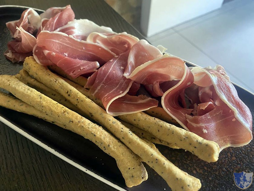 Prosciutto di Pietraroja con grissini ai semi di sesamo e papavero