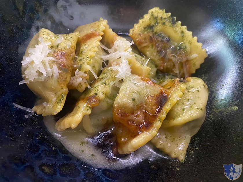 Ravioli di faraona con erbe di campo e scaglie di provolone del Monaco