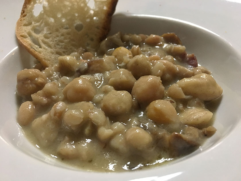 Zuppa di fagioli quarantini farro ceci castagne e porcini