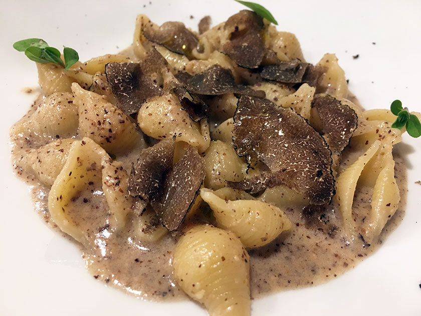 Conchiglie con pesto di nocciole e tartufo nero