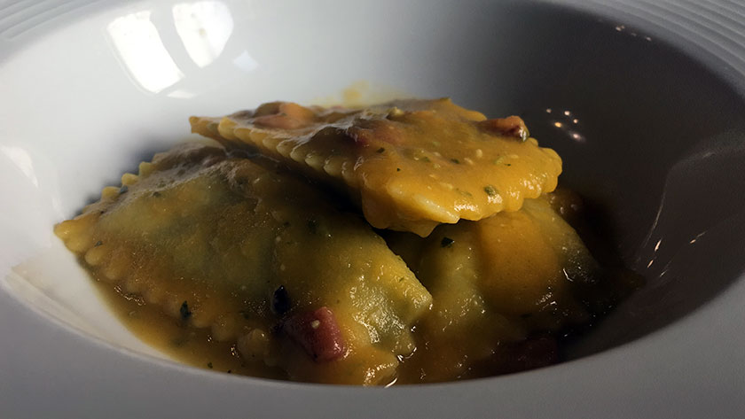 Bauletti ripieni di friarielli e caciocavallo con cremoso di zucca e speck