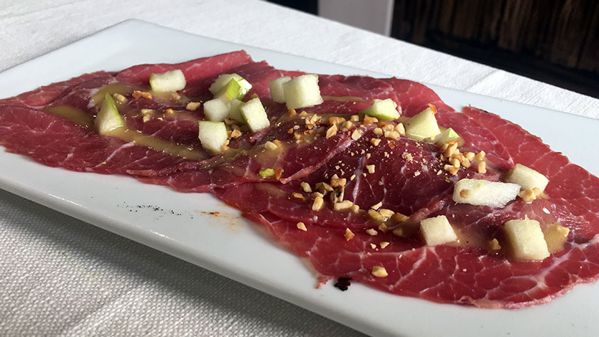 Carpaccio di black angus con granella di nocciole e mela verde