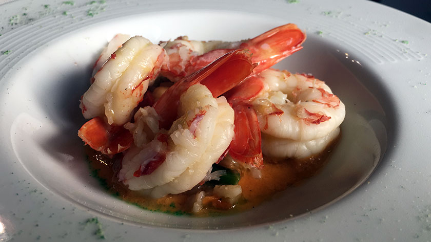 Gamberi cotti a bassa temperatura con insalatina di cereali e gazpacho di pomodoro