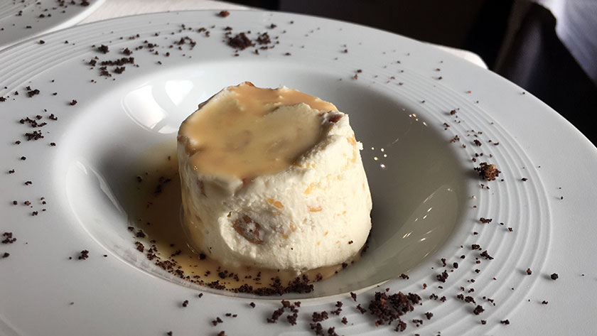 Semifreddo di arachidi salate e salsa al caramello