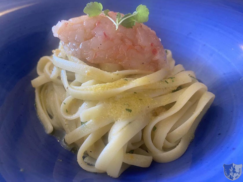 Linguine con bottarga di muggine tartare di gamberi viola e lime