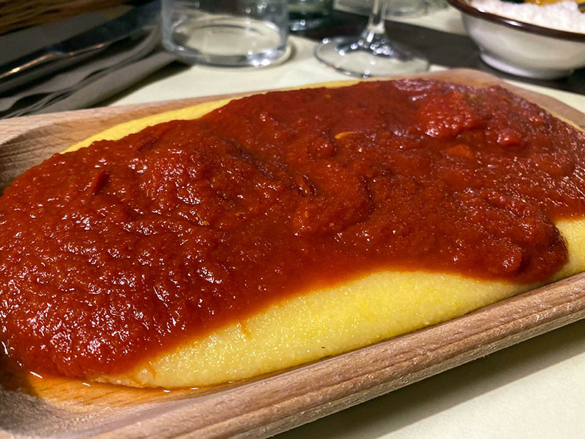 Polenta al ragù tipico di salsiccia