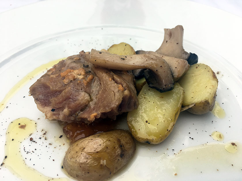 Guancia di maialino da latte con patate al rosmarino e funghi cardoncelli