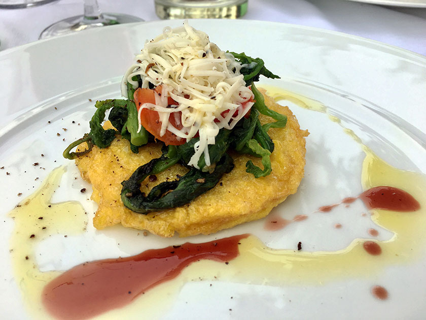 Pane fritto con friarielli pomodoro e scaglie di caprino eslsa di vincotto di fichi