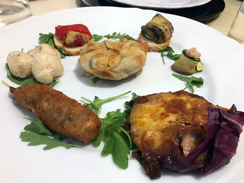 Antipasto Parmigiana colì di carne e carciofi alice ripiena e tre involtini