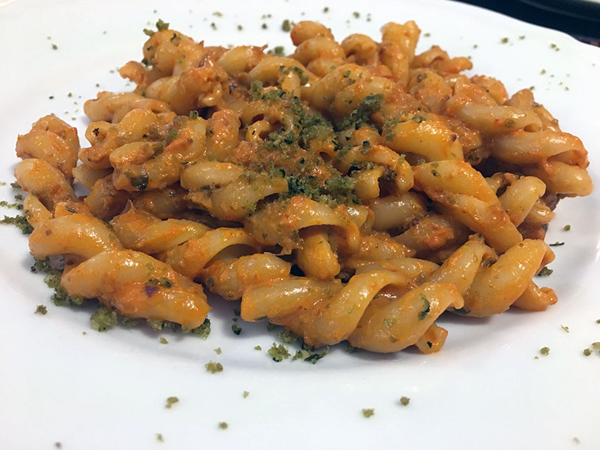 Fusilli con peperoni burrata e pesto