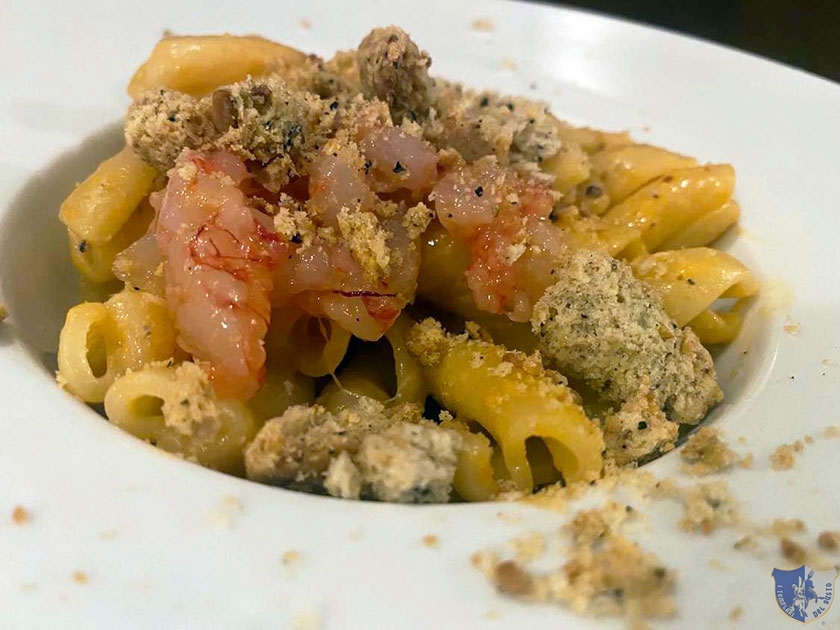 Omaggio pasta con datterini gialli battuto di crudo di gamberi rossi stracciatella di bufala e briciole di tarallo napoletano