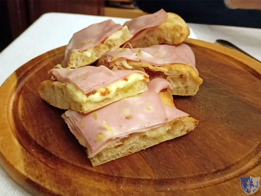 Focaccia impiccata con mortadella Igp provolone e sfusato amalfitano