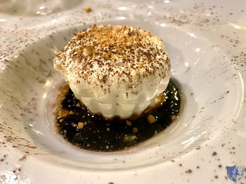 Semifreddo al torroncino flambè con granella di amaretti