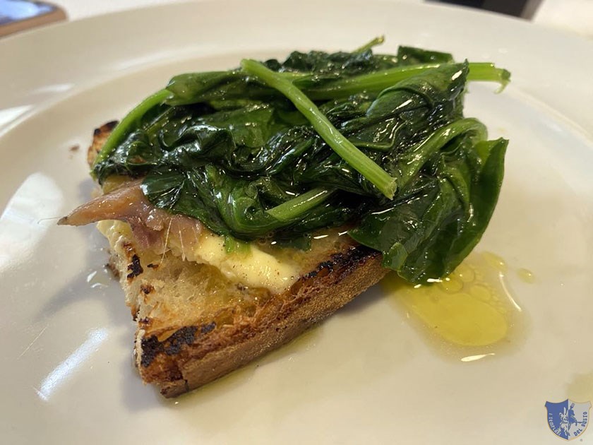 Bruschetta con burro alici e spinaci