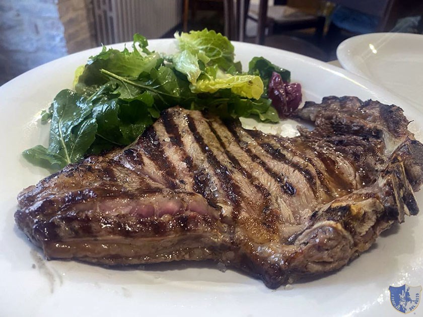 Bistecca di vitello alla brace e insalata