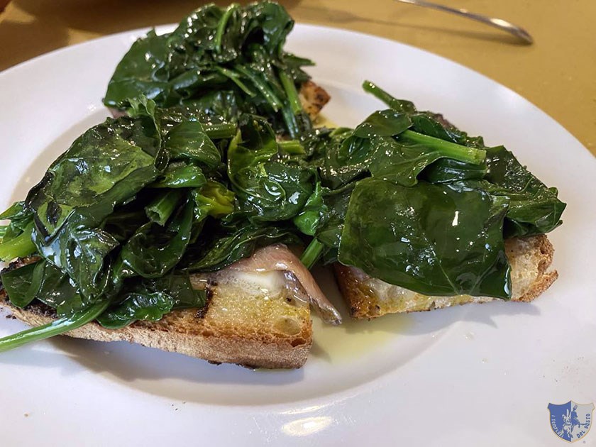 Pane burro e alici con spinaci