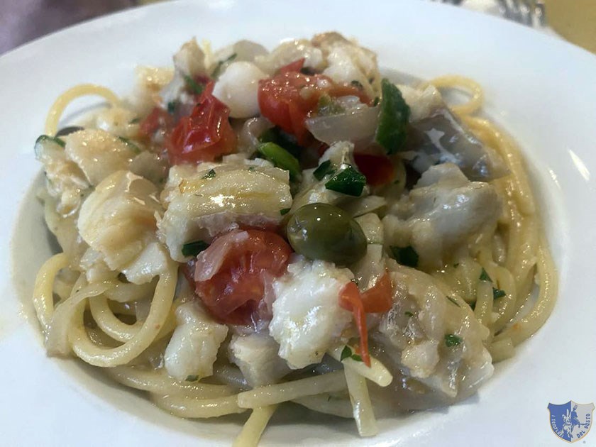 Spaghetti con baccalà cipolle e olive