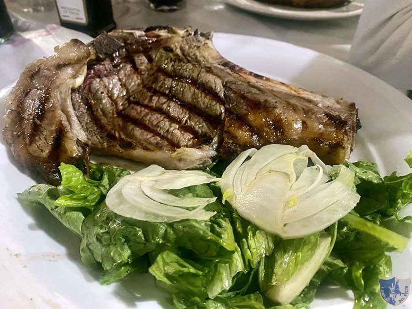 Bistecca di vitello e insalata