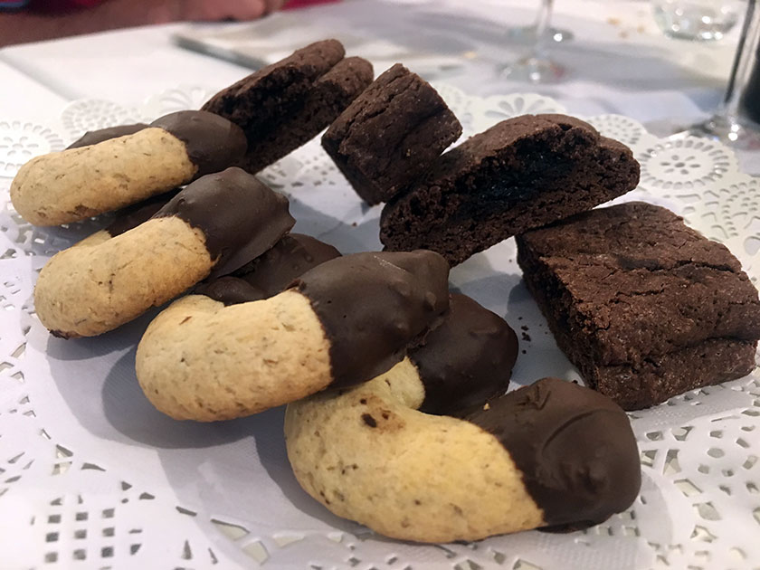 Biscottini alle nocciole e cioccolato fondente e tronchetti di mandorle nocciola e marmellata