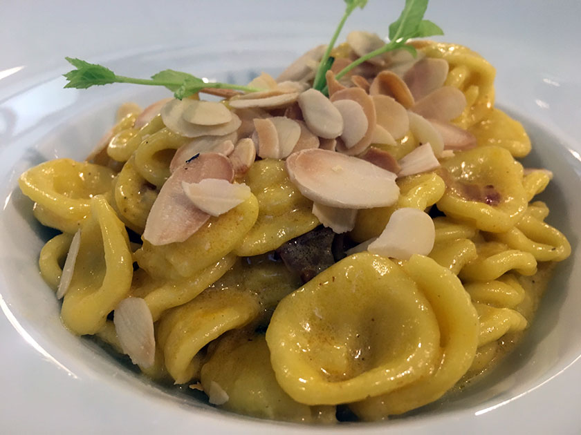 Orecchiette in crema di zafferano guanciale e mandorle tostate