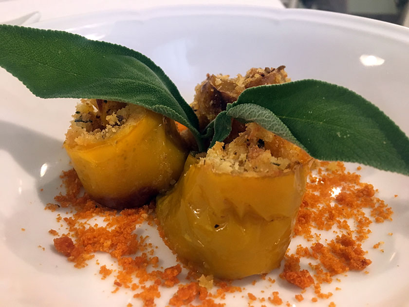 Peperoni gratinati su panura di pane al pomodoro secco e salvia