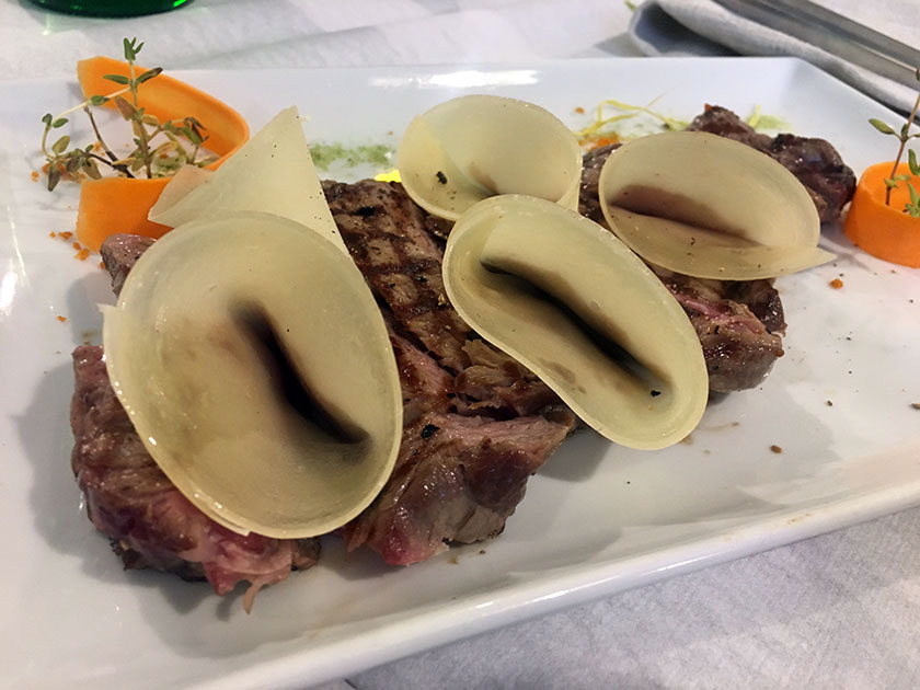 Tagliata di manzo con pepe nero e caciocavallo