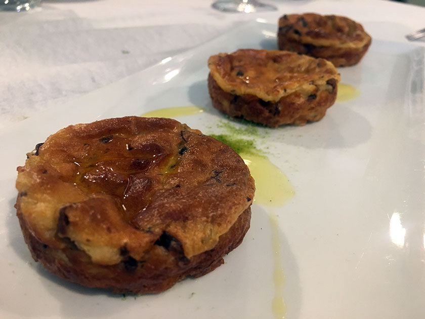 Tortino ai funghi con polvere di pane al prezzemolo e parmigiano