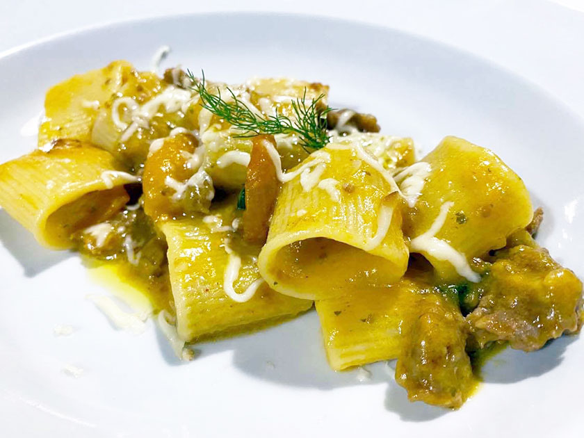 Mezzi paccheri al pomodorino giallo con salsiccia rossa di Castelpoto e scaglie di provola