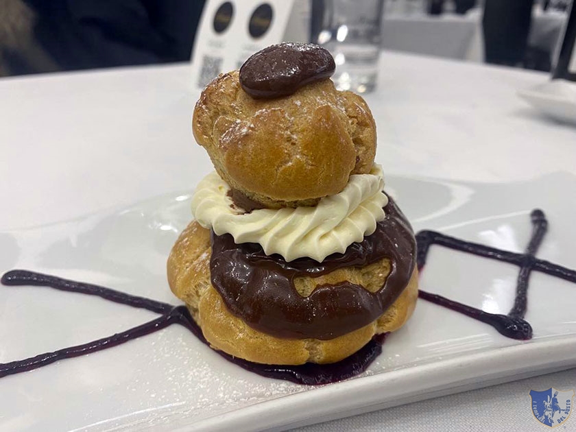 La Monachella fantasia di bignè crema al burro cioccolato fondente e crema di frutti rossi