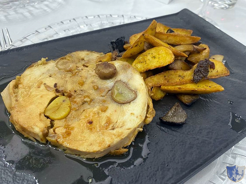 Tacchinella ripiena di casagne con contorno di patate e funghi cardoncelli