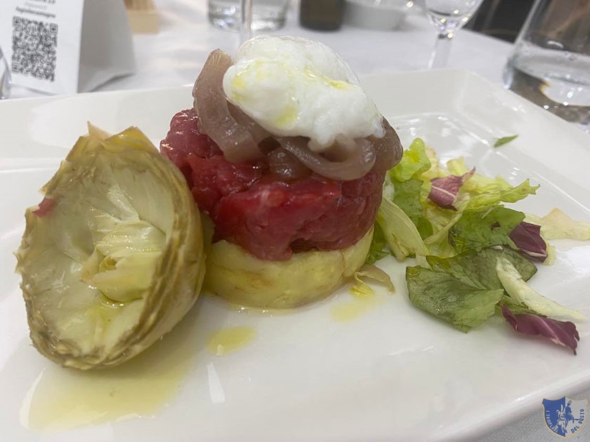 Tartare di Marchigiana con patate e funghi porcini cipolla caramellata e uovo in camicia