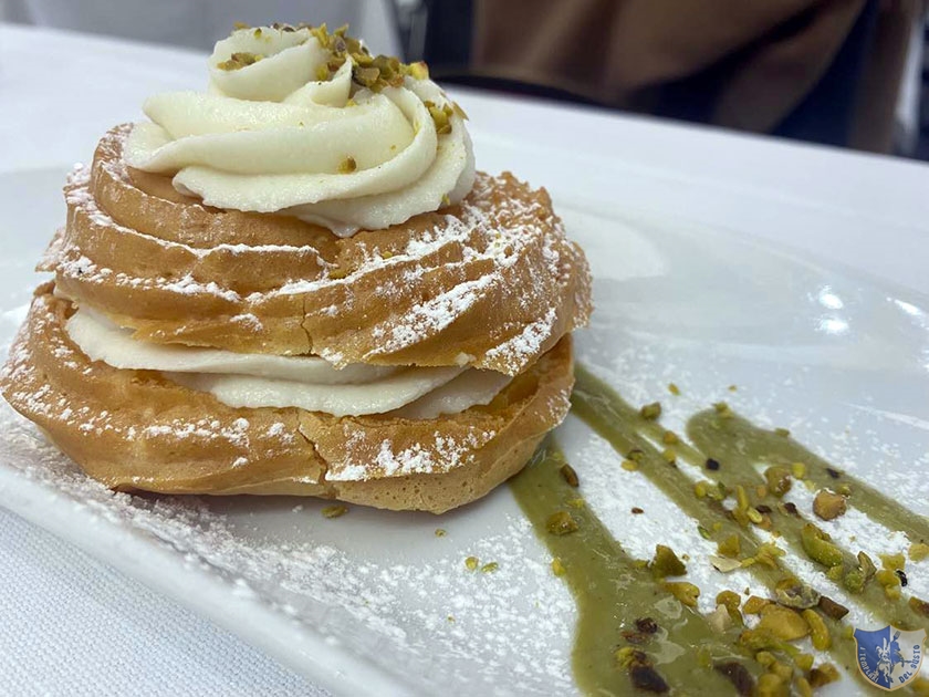 Zeppola alla siciliana con crema di ricotta di pecora e pistacchio