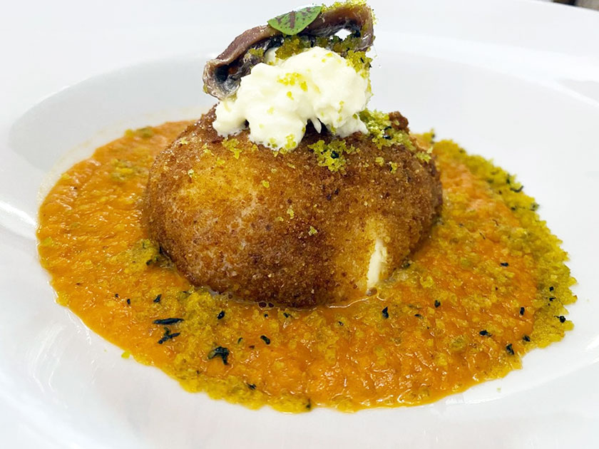 Burrata fritta ripiena di alici su vellutata di pomodoro e melanzane