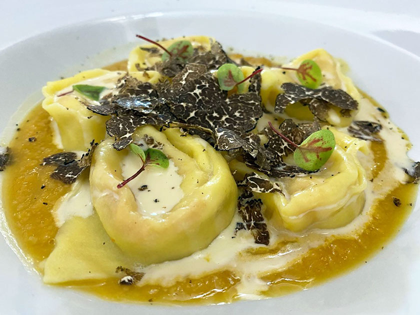 Tortelli di zucca e amaretto su vellutata di ceci e zucca con fonduta di pecorino e tartufo