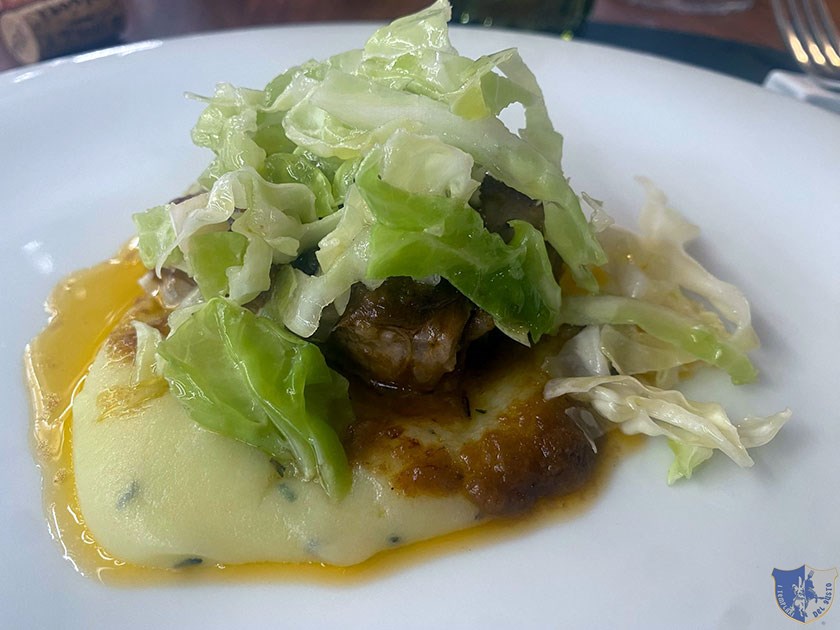 Capicollo di maiale con crema di patata arrosto e verza croccante