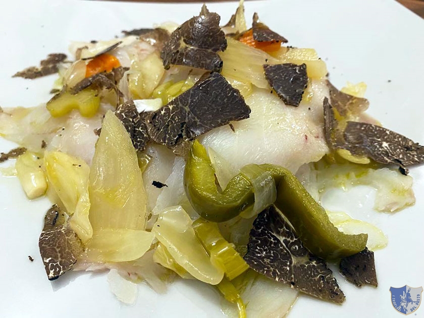 Carpaccio di baccalà con pane tostato giardiniera sottolio e tartufo nero