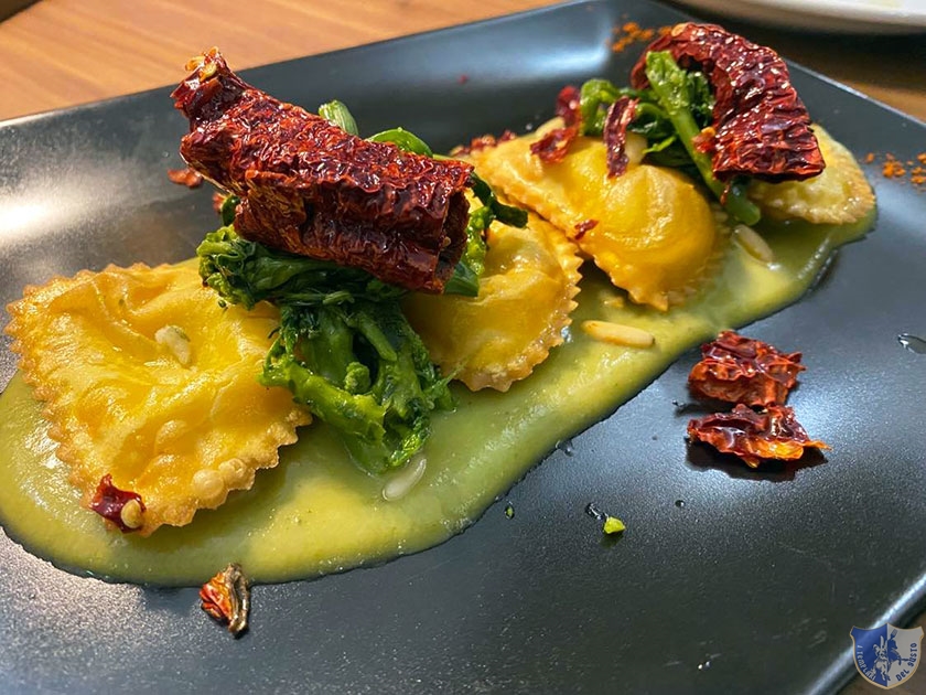 I ravioli fritti al baccalà con due consistenze di broccoli peperone crusco e paprika