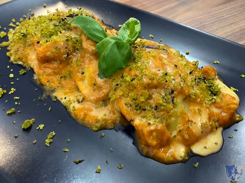 Ravioli ripieni di parmigiana con provola e melanzane