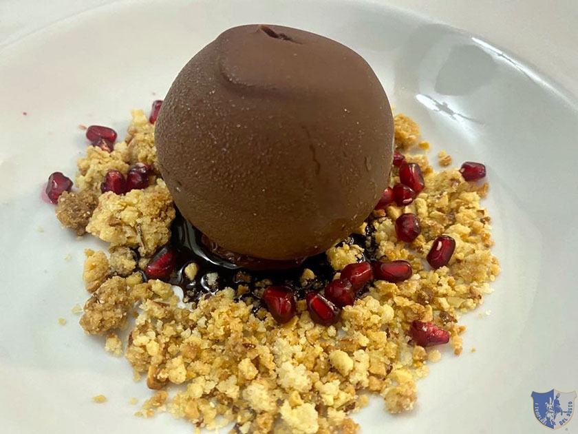 Sfera di cioccolato fondente con cuore di panna cotta e amarene