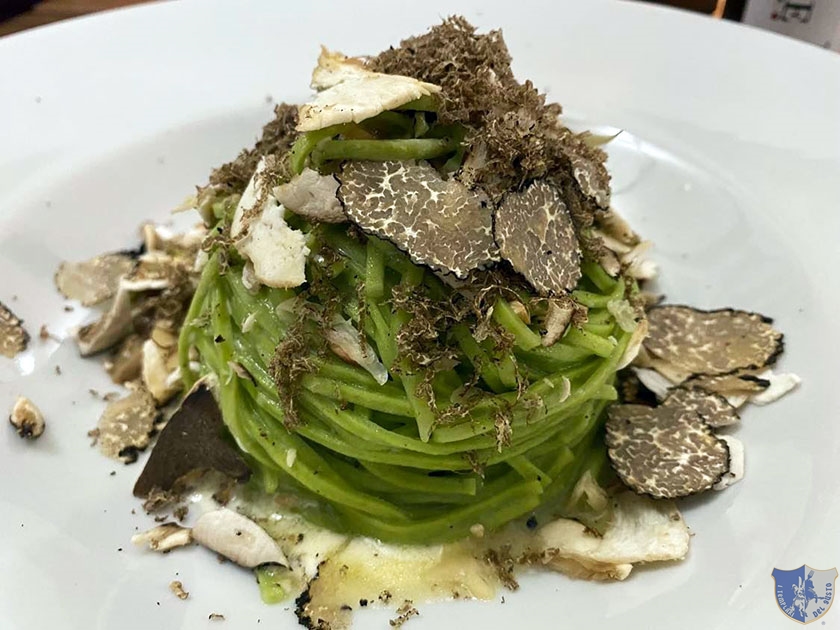 Tagliolini alle ortiche con funghi porcini tartufo nero fonduta di pecorino carmasciano e funghi cardoncelli