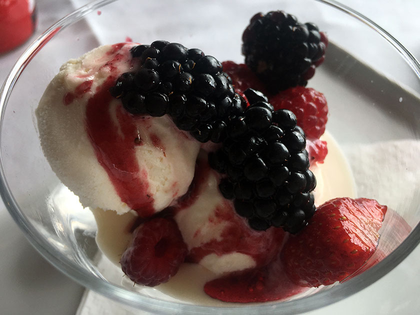 Gelato allo yogurt greco con fragole, more e lamponi