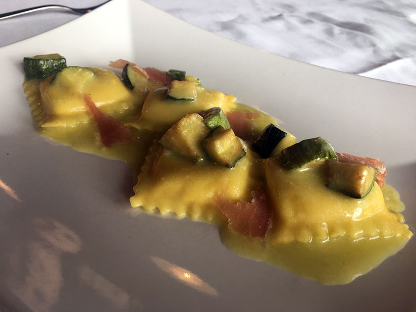 Ravioli di cacio e pepe con zucchine e prosciutto a listarelle