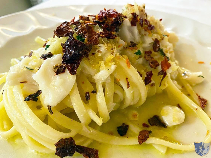 Linguine con baccalà mollica di pane bruschettato e peperone crusco